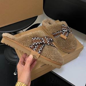 Pantuflas de Diseñador Unisex de Alta Calidad y Lujo, Tipo Uggs, Térmicas, Ligeras, Cómodas, Antideslizantes y Transpirables para el Hogar, Invierno y Otoño - Product Image 4