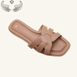 Sandales pour femmes confortables et tendance, nouvelle conception estivale, pour un usage décontracté à la plage, avec des semelles souples. Sandales plates pour femmes. - Product Image 2