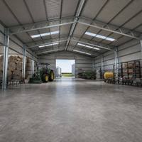 Structure en acier pour portique, bâtiment agricole, hangar métallique isolé à panneaux sandwich pour le stockage de machines agricoles