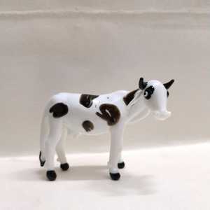 Figurine de vache en verre soufflé à la main, sculpture animale tachetée blanche et noire, pièce d'art décorative artisanale - Product Image 3