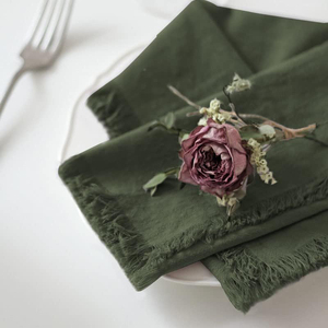 SewnLuxurious 100% Serviettes en lin Accessoires de salle à manger faits à la main avec un motif brodé de qualité inégalée - Product Image 1