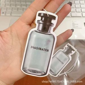 Diffuseur de parfum de luxe pour voiture avec pendentif et tranches de parfum, désodorisant longue durée et arôme revigorant - Product Image 3