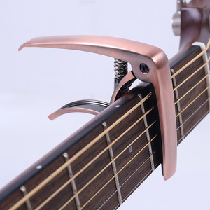 Capo de guitare en métal poli, accessoire universel pour guitare acoustique, durable - Product Image 2