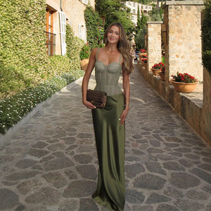 Completo Set Estivo da <span class=keywords><strong>Donna</strong></span>: Top Halter in Pizzo Sexy e Gonna in Raso - Nuova Collezione Moda all'Ingrosso - <span class=keywords><strong>Abbigliamento</strong></span> Eco-Friendly - Product Image 3