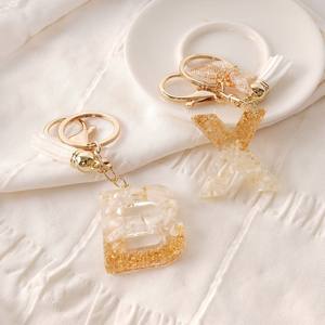 Llavero Colgante Clásico Inglés con Diseño de Borla y Mariposa, Abrebotellas de Plástico Dorado Impermeable, con Concha Blanca y Resina, para Navidad - Product Image 1