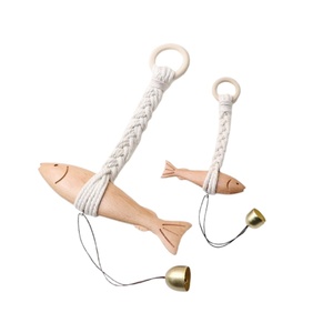 Décoration murale en bois sculpté en forme de poisson, avec corde en coton nouée, pendentif en bois fait main d'Inde - Product Image 1