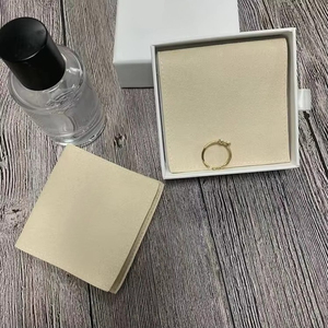 Pochette d'emballage pour bijoux en microfibre avec logo personnalisé, avec boîte à tiroir, 8 cm x 8 cm, beige - Product Image 5
