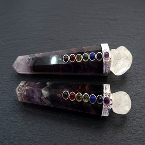 Baguette en cristal d'améthyste 7 chakras avec capuchon en forme de crâne et incrustation de pierres précieuses - Product Image 1