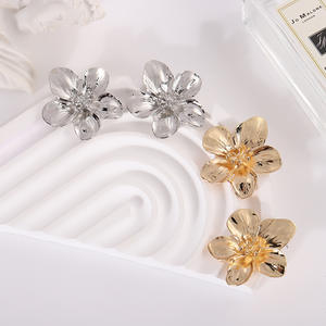 Boucles d'oreilles douces à <span class=keywords><strong>double</strong></span> couche <span class=keywords><strong>en</strong></span> forme de fleur, clous brillants personnalisés, cadeau pour petite amie, bijoux tendance, vente <span class=keywords><strong>en</strong></span> gros directe d'usine - Product Image 1