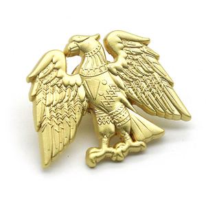 Broche en métal avec emblème d'aigle 3D en or satiné, souvenir des Émirats arabes unis - Product Image 1