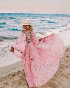 Kimono long ample pour femme, luxueux et de qualité supérieure, en tissu de dentelle rose avec corsage orné d'appliques florales bohèmes - Product Image 5