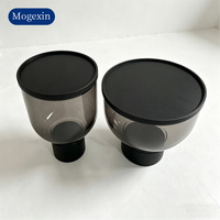 Table d'appoint moderne minimaliste en verre gris fumé, forme de gobelet créative, avec base noire pour salon et maison