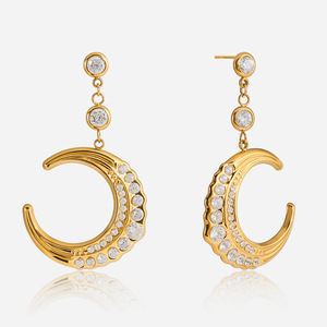 Pendientes Colgantes de Luna Chapados en Oro con Zirconia Engastada en Bisel de Acero Inoxidable para Uso Diario - Product Image 1