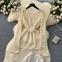 Ensemble élégant de style français pour femmes, haut à manches longues en dentelle avec ceinture à nouer, jupe midi en satin taille haute pour le printemps