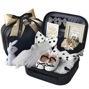 Confezione <span class=keywords><strong>Regalo</strong></span> <span class=keywords><strong>di</strong></span> Lusso <span class=keywords><strong>per</strong></span> Neonata, Set Vestito Nero e Oro da Piccola Principessa, Cotone Puro, Multi-pezzo, <span class=keywords><strong>Regalo</strong></span> <span class=keywords><strong>per</strong></span> Bambina <span class=keywords><strong>per</strong></span> Compleanno o Cento Giorni - Product Image 1