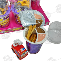 Tasse trempée de biscuit de confiture de chocolat de fraise avec des jouets de voiture