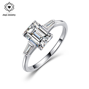 Nhẫn đính hôn Moissanite cắt Emerald bạc Sterling S925 2.2 CTW, 3 viên đá với đá Baguette bên cạnh dành cho nữ - Product Image 1