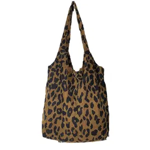 Novo modelo de bolsas de ombro de veludo cotelê simples com estampa de leopardo grande para estudantes e meninas, com logotipo personalizado de alta qualidade