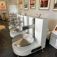 Machine commerciale de lissage de gâteaux avec plateau tournant de boulangerie à moteur et règle standard pour la fabrication de gâteaux avec farine de lait aux œufs