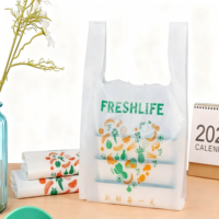 Sac en plastique avec poignées, style T-shirt pour impression de logo d'entreprise, sacs d'emballage pour fruits essentiels avec poche de type gilet