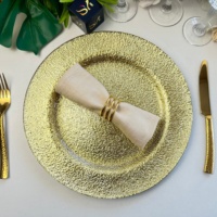 Assiettes de présentation de luxe en verre martelé doré de 13 pouces avec finition pailletée métallique pour la décoration de table de mariage et d'événements