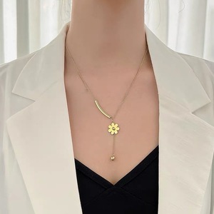 <span class=keywords><strong>Collana</strong></span> Girocollo di Tendenza con Nappa a Fiore Placcata Oro 18K in Acciaio Inossidabile con <span class=keywords><strong>Margherita</strong></span> per Donna - Product Image 2