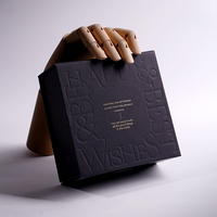 Boîte de papier en carton pliable noire de luxe recyclable HX personnalisée Logo en relief et fermeture magnétique pour l'emballage de produits de beauté