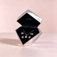 Boîte à fermeture magnétique à facettes holographiques avec doublure en velours doux, impression dorée et logo personnalisé en relief