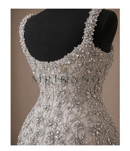 Robe de soirée longue en satin de soie de haute qualité avec des embellissements en sequins argentés et des pierres, tenue de soirée luxueuse pour femmes - Product Image 2