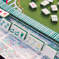 Ensemble de Mahjong de Luxe Pliable Écologique en Acrylique Américain Épais à 4 Couches - 160 Tuiles Complet avec Motifs Floraux Vibrants, Dragons et Jokers