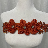 Applique de corsage en satin ornée de fleurs et de strass