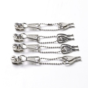 Nhà Máy Bán Buôn Tùy Chỉnh Dây Kéo Thanh Trượt Puller <span class=keywords><strong>Key</strong></span> Khóa Dây Kéo Thanh Trượt Cho Quần Áo Túi Logo Dập Nổi Nylon Dây Kéo Thanh Trượt - Product Image 1