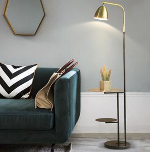 Lámpara de Pie Moderna de Color Dorado con Estante Esquinero y Mesa - Product Image 2