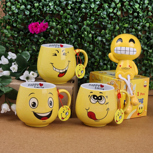 Mug à café en céramique jaune avec motif visage, moderne, compatible lave-vaisselle et micro-ondes, avec poignée, pour la maison, le bureau, ou comme cadeau - Product Image 1