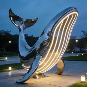 Statue de baleine en acier inoxydable poli miroir, sculpture décorative extérieure pour hôtels et complexes, artisanat métallique lumineux - Product Image 1