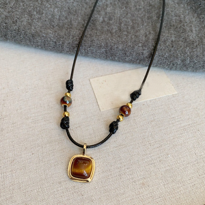 Collier en pierre naturelle, texture artisanale, style minéral brut - Product Image 3