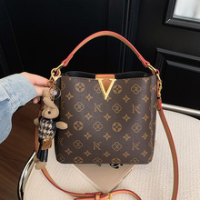 กระเป๋าถือแฟชั่นหรูหราปี 2026 รุ่นล่าสุด สายโซ่โลหะ หนัง PU คุณภาพสูง กระเป๋าสะพายไหล่ลำลองสำหรับผู้หญิง ทนทาน พกพาสะดวก พร้อมแม่เหล็ก - Product Image 3