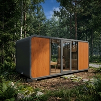 Cabine panoramique incurvée en verre avec cuisine et salle de bain intégrées, idéale pour le glamping en bord de lac ou en montagne