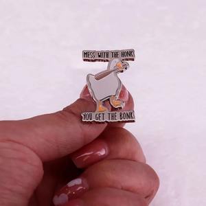 Mess with The Honk You Get The Bonk esmalte Pin divertido <span class=keywords><strong>juego</strong></span> <span class=keywords><strong>de</strong></span> ganso Meme broche insignia regalo <span class=keywords><strong>de</strong></span> joyería - Product Image 1