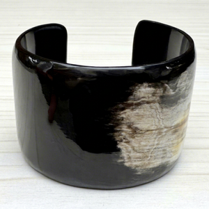Brazalete de Cuerno Tribal, Regalo Cristiano, Joyería Moderna para Mujer, Diseño Animal Hecho a Mano, Ecológico, de Cuerno de Vaca Pulido - Product Image 1