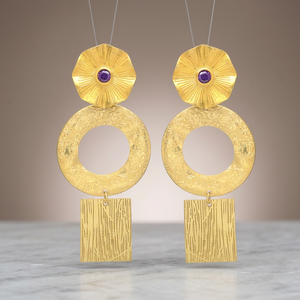 Boucles d'oreilles pendantes ethniques faites à la main en alliage de métal plaqué or, pour fiançailles et fêtes, par Jaipur Gems Jewelry - Product Image 2