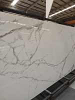 Plan de travail de cuisine moderne en pierre artificielle aspect marbre blanc de Milan, banc de salle à manger, plan de travail de bar, sol/mur, hôtels
