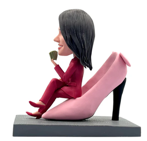 Statuetta Personalizzata Fatta a Mano di <span class=keywords><strong>Donna</strong></span> su Sedia con Tacco Alto Rosa, Regalo alla <span class=keywords><strong>Moda</strong></span> per Addio al Nubilato - Product Image 3