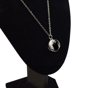 Joyería de Halloween que brilla en la oscuridad: collar con colgante de bola de cristal de gato negro en la Luna, regalo místico para mujer - Product Image 6