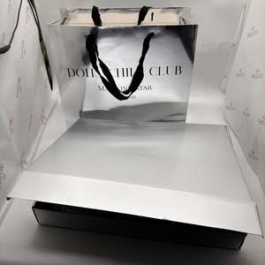 Caja de Envío de Cartón Corrugado Plateado Mate con Logotipo Personalizado para Embalaje y Entrega de Ropa - Product Image 6