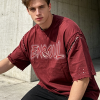 T-shirt personnalisé 100 % coton bordeaux, effet vintage délavé avec bords effilochés, logo imprimé effet peinture pulvérisée et détail de manche orné de strass