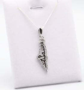 Collar de mapa de Palestina con diamante <span class=keywords><strong>en</strong></span> <span class=keywords><strong>el</strong></span> <span class=keywords><strong>límite</strong></span> Color acero Caligrafía árabe dentro <span class=keywords><strong>del</strong></span> collar de acero inoxidable 316l - Product Image 1