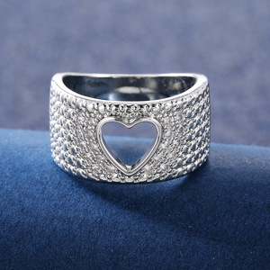 Anello a Cuore Traforato con Zirconi per Donne, Elegante Gioiello da Dito alla Moda - Product Image 4