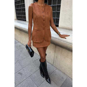 Conjunto de Chaleco y Minifalda de Gamuza Sobe para Mujer, Sin Mangas, Estilo Normcore, Minimalista, Ecológico, Color Camel, Forrado, 9998 - Product Image 4