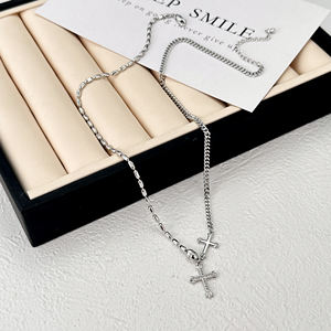 Collana Trendy in Ottone Placcato Rodio Bianco con Ciondolo a Croce e Zirconi Bianchi - Product Image 4